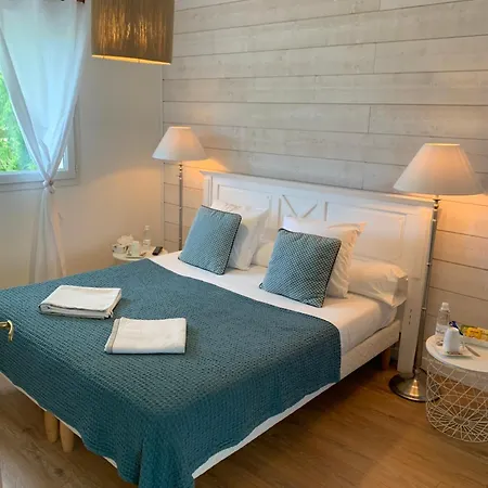 Chambres D'Hotes Villa La Louisiane Bed & Breakfast 4*